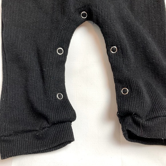 Black Onesie for 0-3 Months - Picture 2 of 4